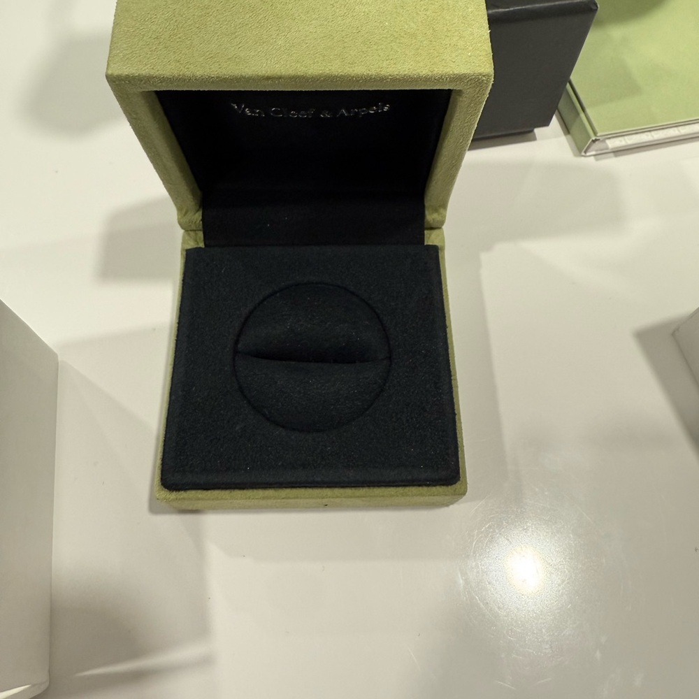 Van Cleef & Arpels ring box